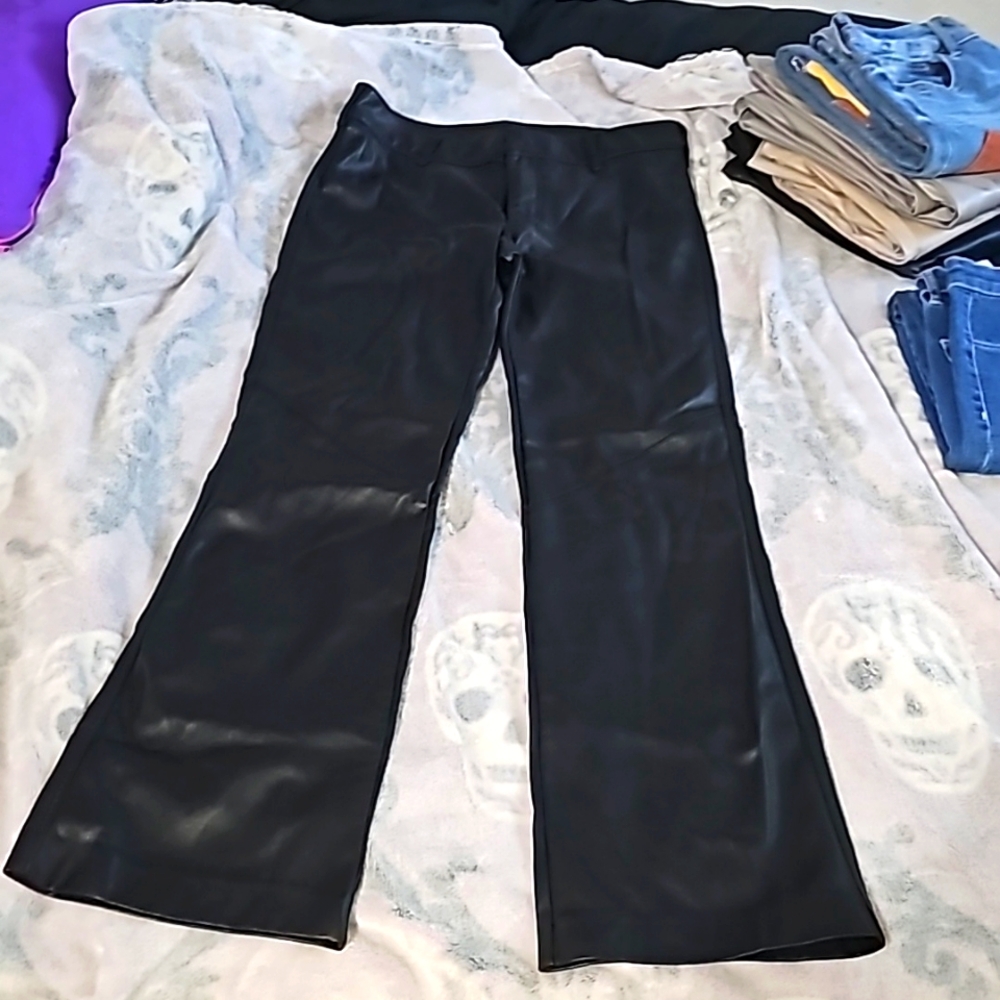 Black faux leather pant